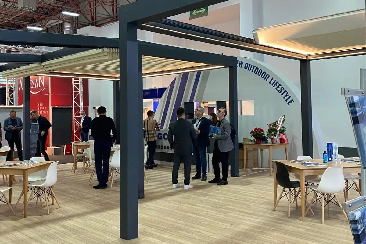 Pergola system on the Pergola Inc. trade fair stand with visitors